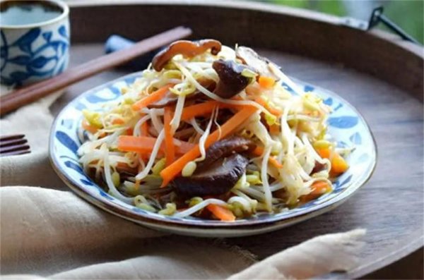 通配资 豆芽这样做清脆爽甜，配上香菇更鲜香味美，简单好吃又下饭